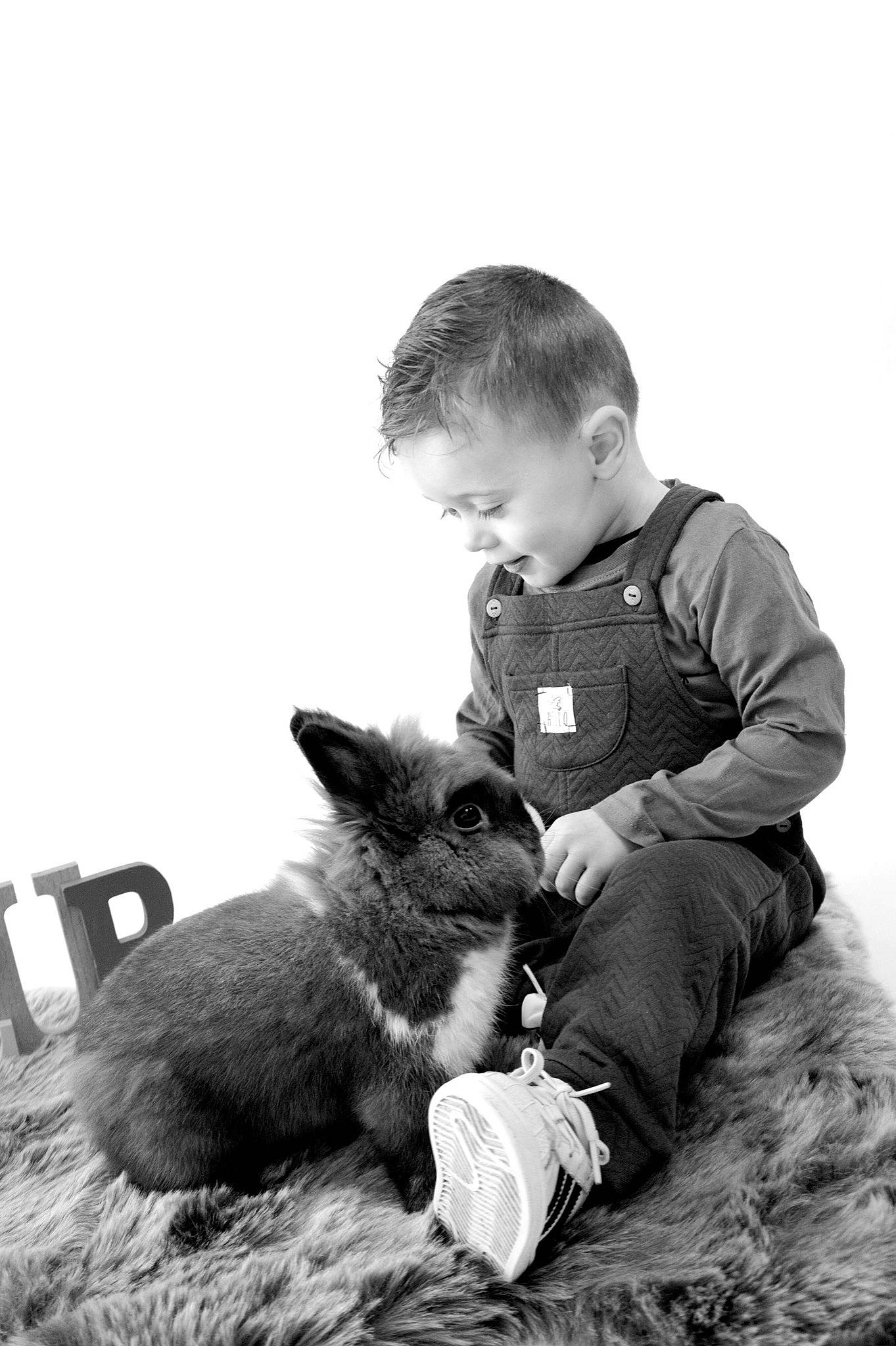 Maëlan participe au concours pour gagner de l'argent avec cette photo : black, black_and_white, chair, child, companion_dog, dog_breed, fur, grass, happy, monochrome, monochrome_photography, person, photograph, sitting, snout, stock_photography, style, t_shirt, terrestrial_animal, toddler