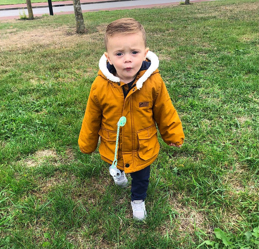 Maëlan a rejoint le concours — aidez-le/la à gagner de superbes lots ! baby, baby_toddler_clothing, child, face, fun, fur, gesture, grass, grass_family, grassland, happy, head, lawn, people_in_nature, person, plant, recreation, sleeve, soil, toddler