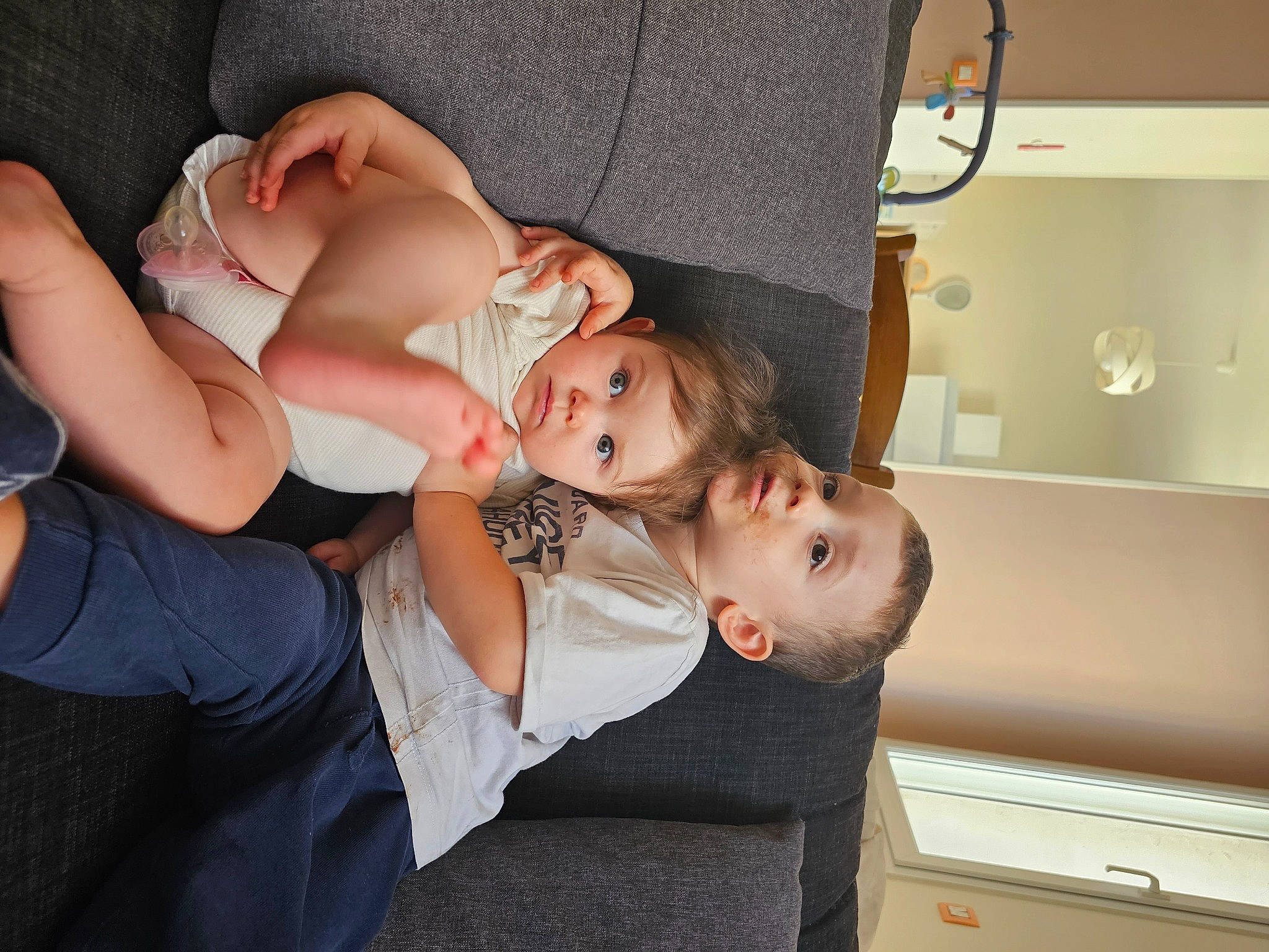 Gabriel a rejoint le concours — aidez-le/la à gagner de superbes lots ! abdomen, baby, chest, child, comfort, elbow, event, finger, fun, gesture, happy, human_body, human_leg, lap, leg, muscle, person, sitting, thigh, toddler