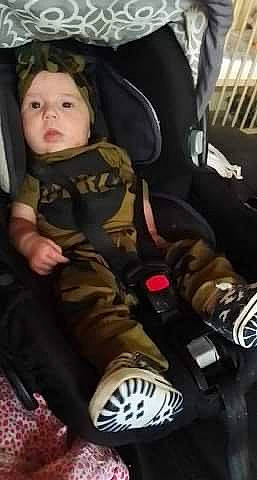 Serena participe au concours pour gagner de l'argent avec cette photo : auto_part, baby, baby_carriage, baby_products, car_seat, child, glove, headwear, helmet, person, personal_protective_equipment, product, seat_belt, toddler