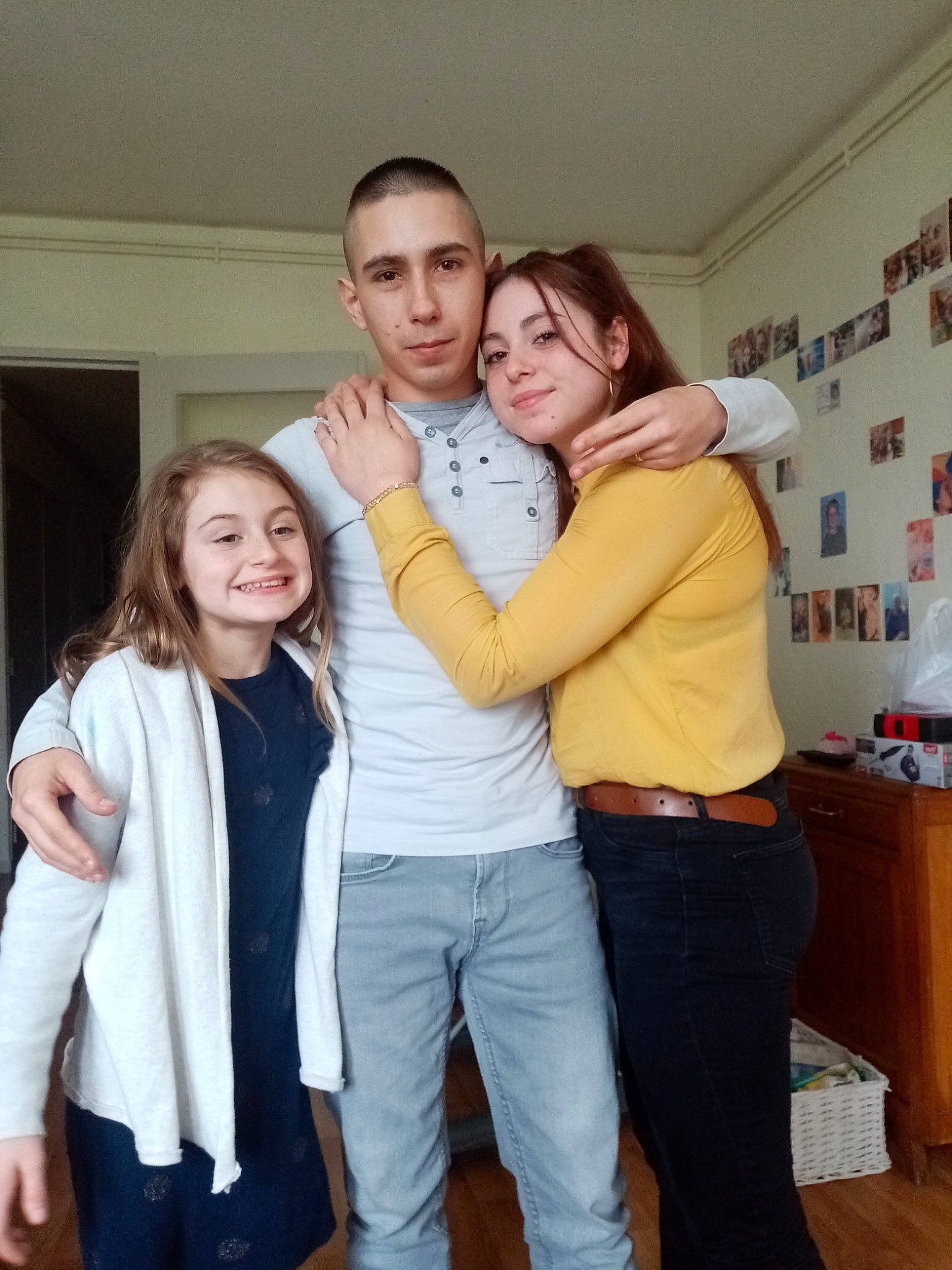 Sybille Fournier participe au concours pour gagner de l'argent avec cette photo : child, event, family, fun, happy, hug, jeans, joy, people, person, smile