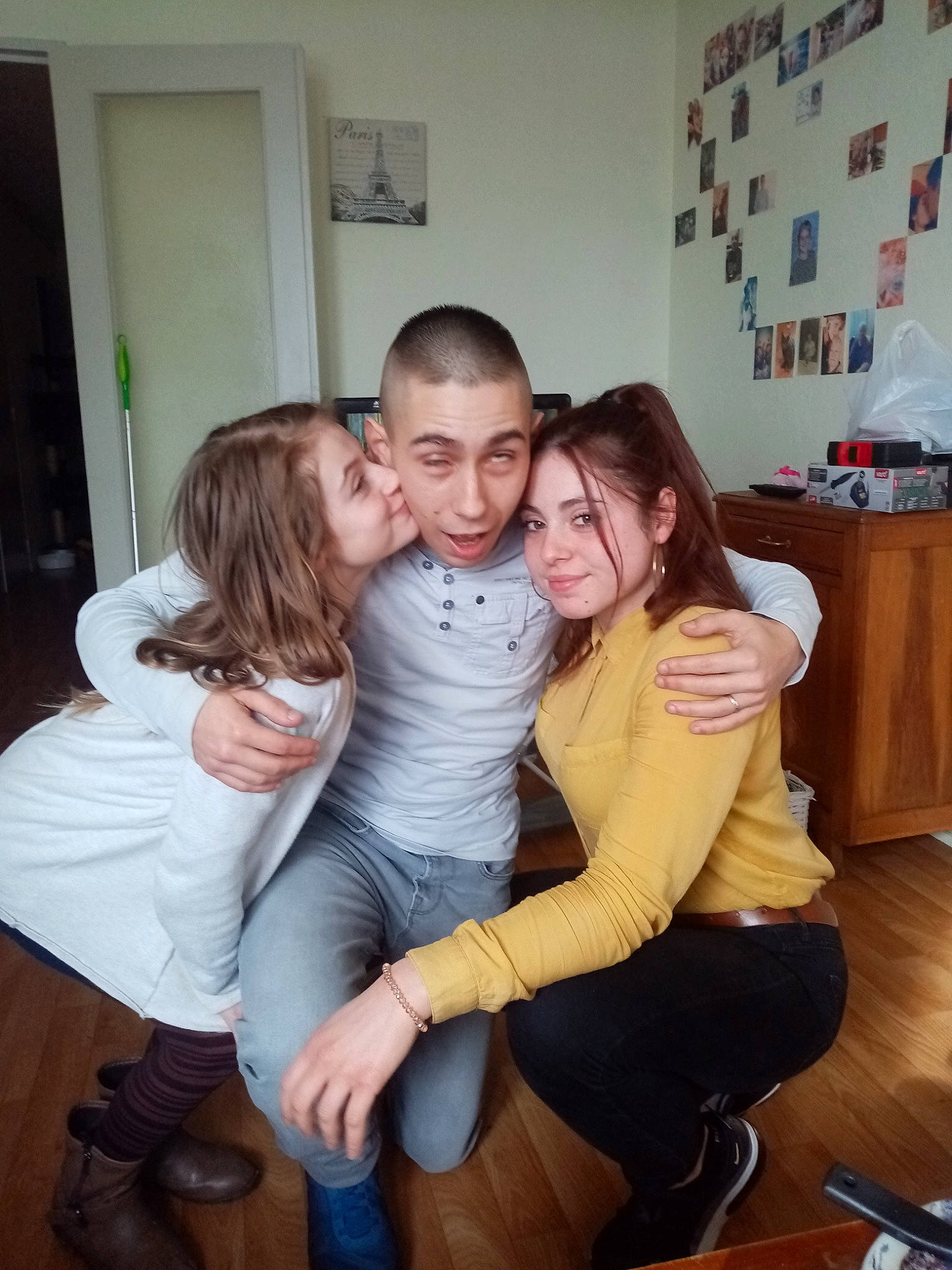 Sybille Fournier participe au concours pour gagner de l'argent avec cette photo : child, family, fun, happy, joy, leg, people, person, room, sitting, smile