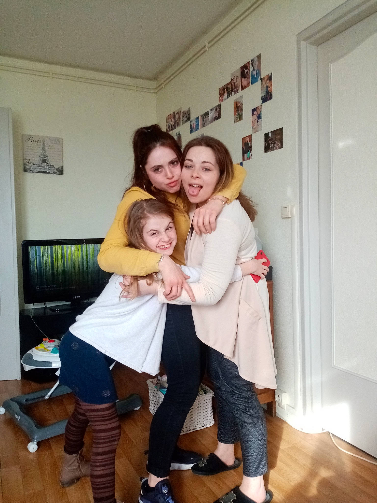 Sybille Fournier a rejoint le concours — aidez-le/la à gagner de superbes lots ! child, event, family, footwear, fun, happy, joy, leg, person, room, snapshot