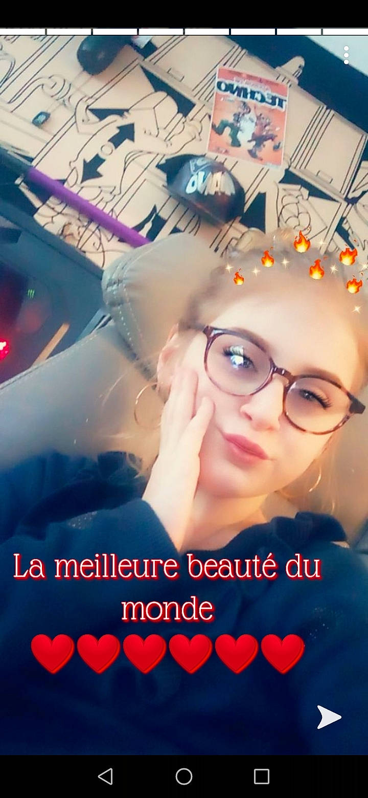 Sybille Fournier participe au concours pour gagner de l'argent avec cette photo : art, cool, eyewear, fun, glasses, happy, person, photo_caption, photography, selfie, smile, vision_care