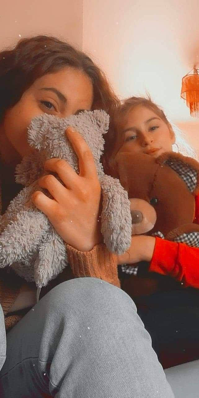 Sybille participe au concours pour gagner de l'argent avec cette photo : finger, fun, gesture, hand, nose, person, photography, thumb