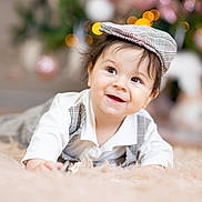 Mattia a rejoint le concours — aidez-le/la à gagner de superbes lots ! baby, background, bokeh, child, clothing, cozy, crawling, cute, eyes, face, happy, hat, indoor, infant, lights, plaid, portrait, smiling, soft_rug, warm