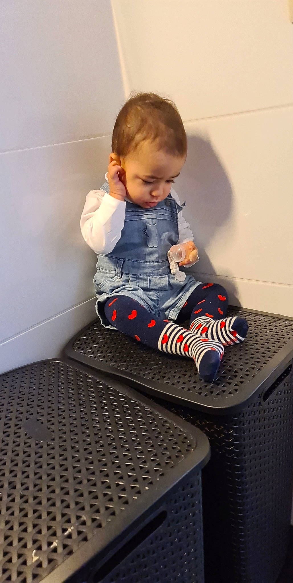 Kamélia participe au concours pour gagner de l'argent avec cette photo : child, floor, flooring, person, play, room, sitting, toddler, toilet