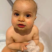 Lyo participe au concours pour gagner de l'argent avec cette photo : baby, child, bath, wet_skin, towel, face, eyes, curious, innocent, water_droplets, skin, hand, sitting, indoors, closeup, portrait, soft_towel, pink_lips, young_child, bathroom