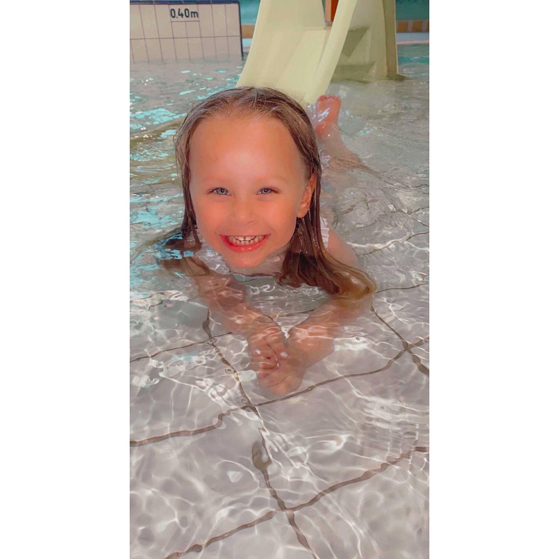 Lyana participe au concours pour gagner de l'argent avec cette photo : bathing, cheek, eye, eyebrow, eyelash, face, flooring, fluid, fun, hair, happy, human_body, joy, leisure, long_hair, neck, person, recreation, skin, smile