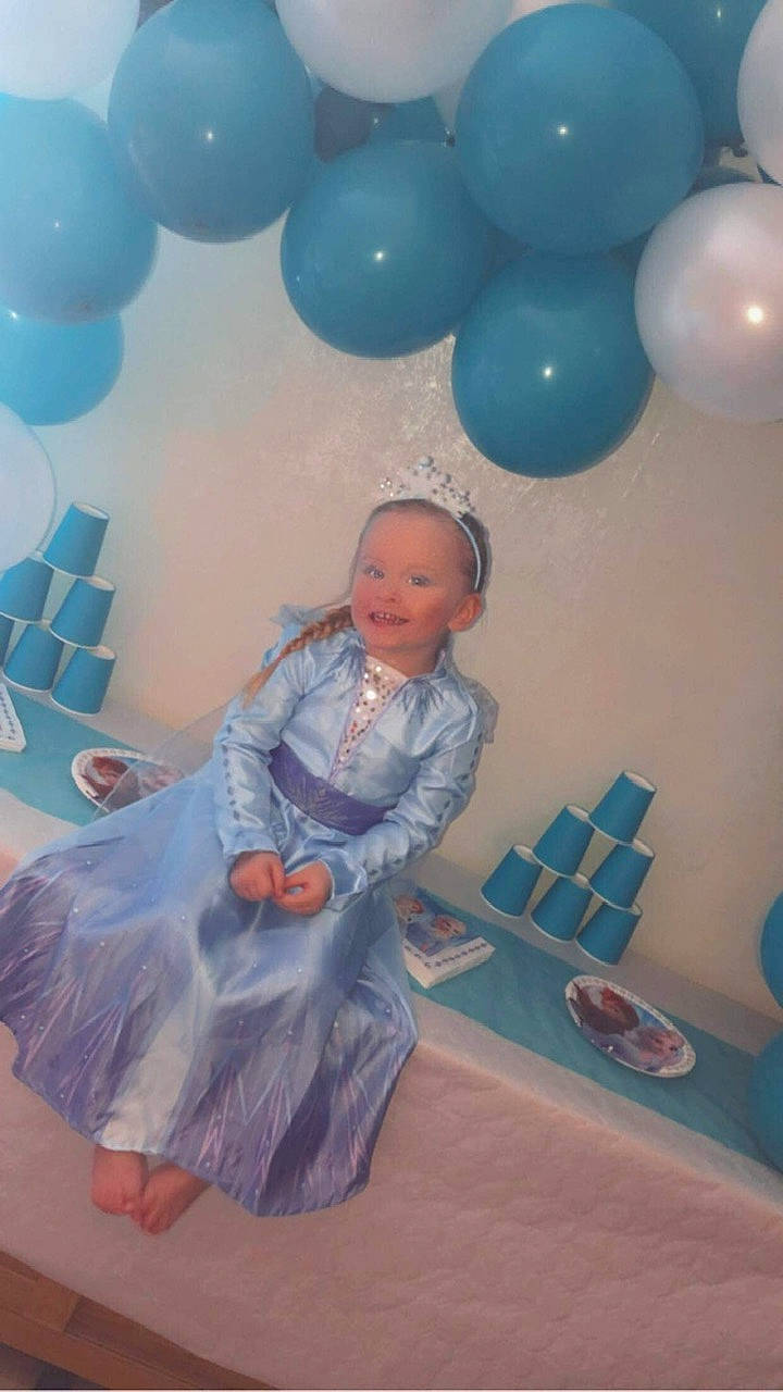 Lyana participe au concours pour gagner de l'argent avec cette photo : aqua, art, azure, balloon, blue, child, electric_blue, event, flooring, fun, happy, joy, leisure, magenta, party_supply, pattern, person, pink, room, sitting