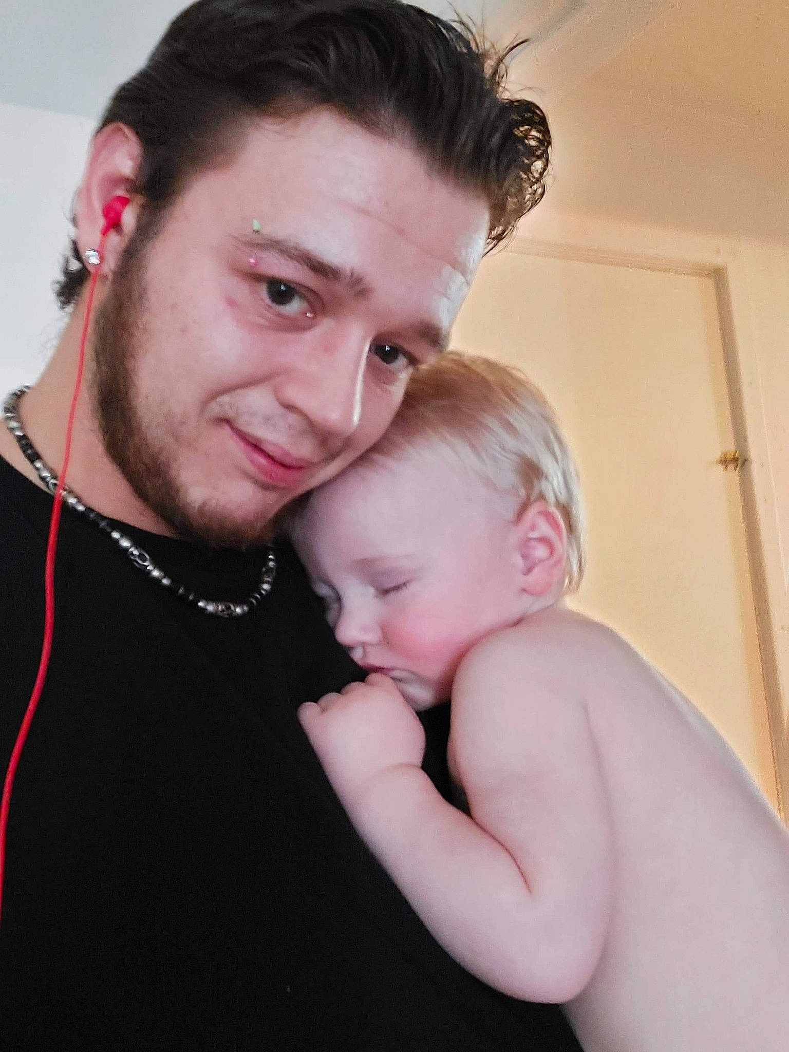 Noah participe au concours pour gagner de l'argent avec cette photo : baby, cheek, chest, chin, ear, elbow, eyebrow, flash_photography, fun, gesture, hair, happy, iris, joy, lip, muscle, person, shoulder, skin, smile