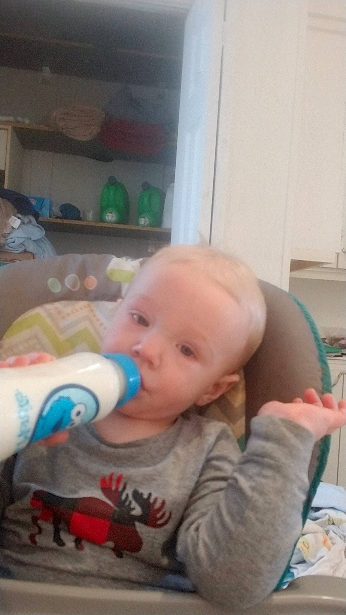 Noah a rejoint le concours — aidez-le/la à gagner de superbes lots ! baby, baby_products, baby_toddler_clothing, bottle, cheek, child, drinkware, ear, eye, finger, fun, human_body, iris, mouth, nose, person, plastic_bottle, sitting, skin, toddler