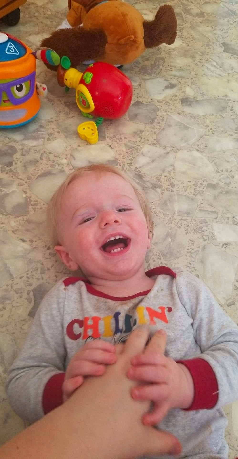 Noah participe au concours pour gagner de l'argent avec cette photo : baby, cheek, eye, fun, gesture, green, happy, lip, mouth, nose, orange, organ, person, photograph, red, skin, smile, standing, toddler, white
