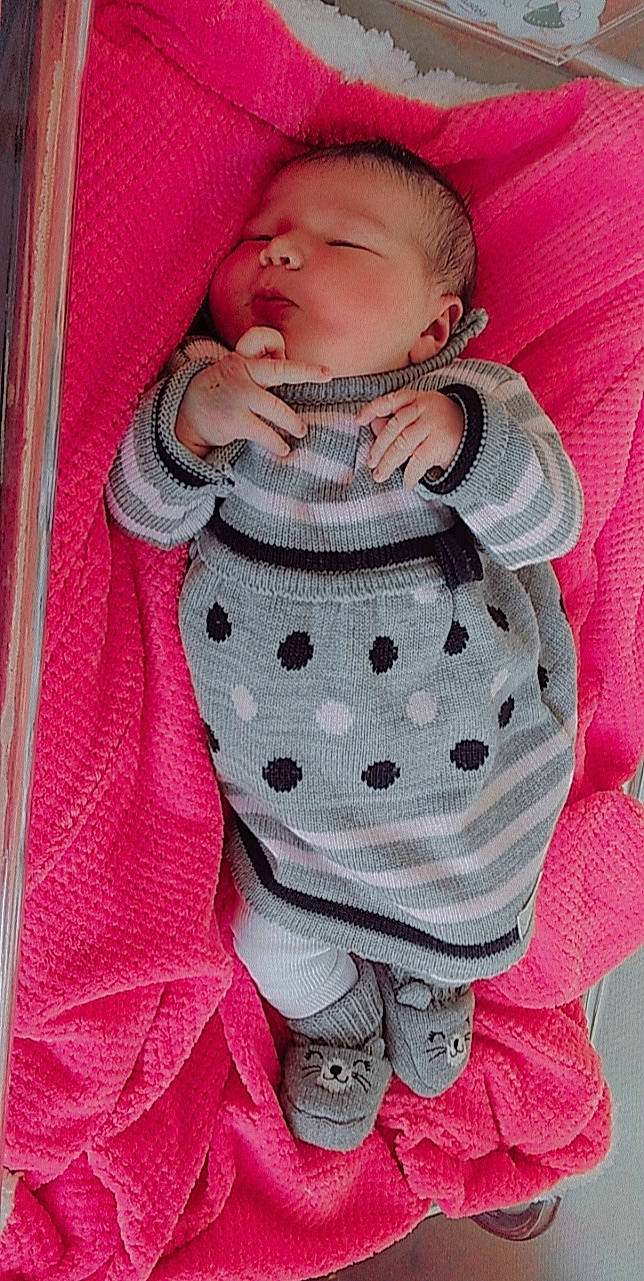 Roza a rejoint le concours — aidez-le/la à gagner de superbes lots ! baby, baby_products, baby_safety, baby_sleeping, baby_toddler_clothing, cheek, child, collar, comfort, doll, linens, lip, pattern, person, pink, product, sitting, skin, sleeve, textile