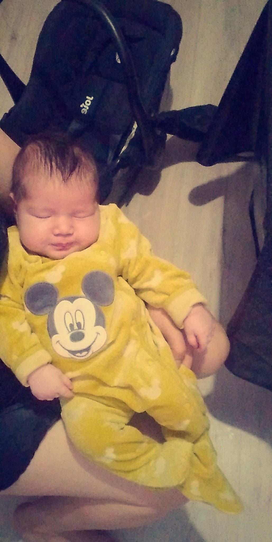 Roza participe au concours pour gagner de l'argent avec cette photo : arm, baby, baby_toddler_clothing, cheek, child, comfort, cool, facial_expression, finger, hand, happy, human, lap, mouth, nose, person, product, skin, sleeve, toddler