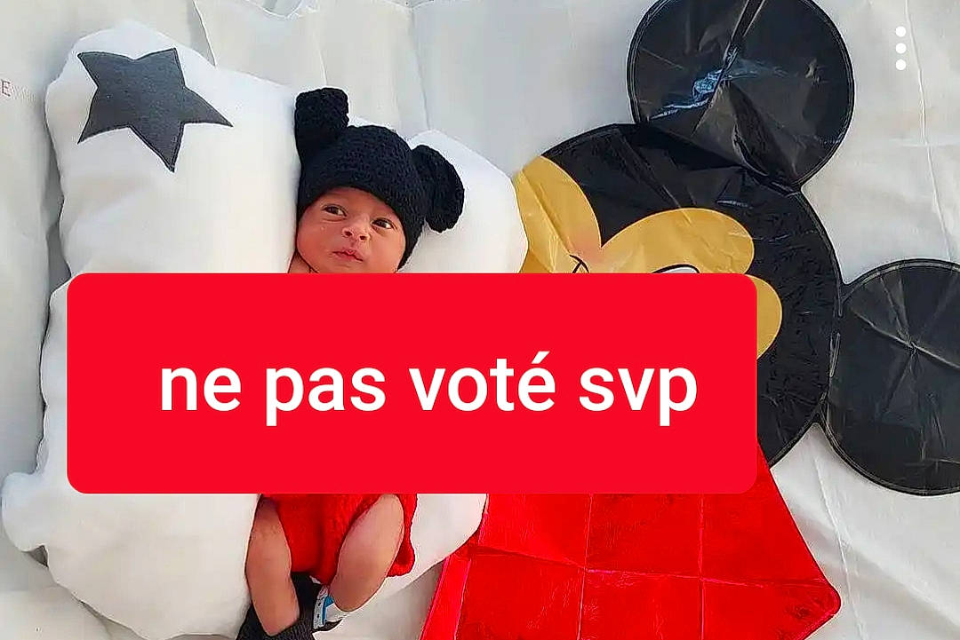 Anis participe au concours pour gagner de l'argent avec cette photo : automotive_tire, bedding, brand, carmine, circle, comfort, event, fictional_character, font, graphics, happy, headwear, linens, pattern, person, pillow, product, red, room, sleeve