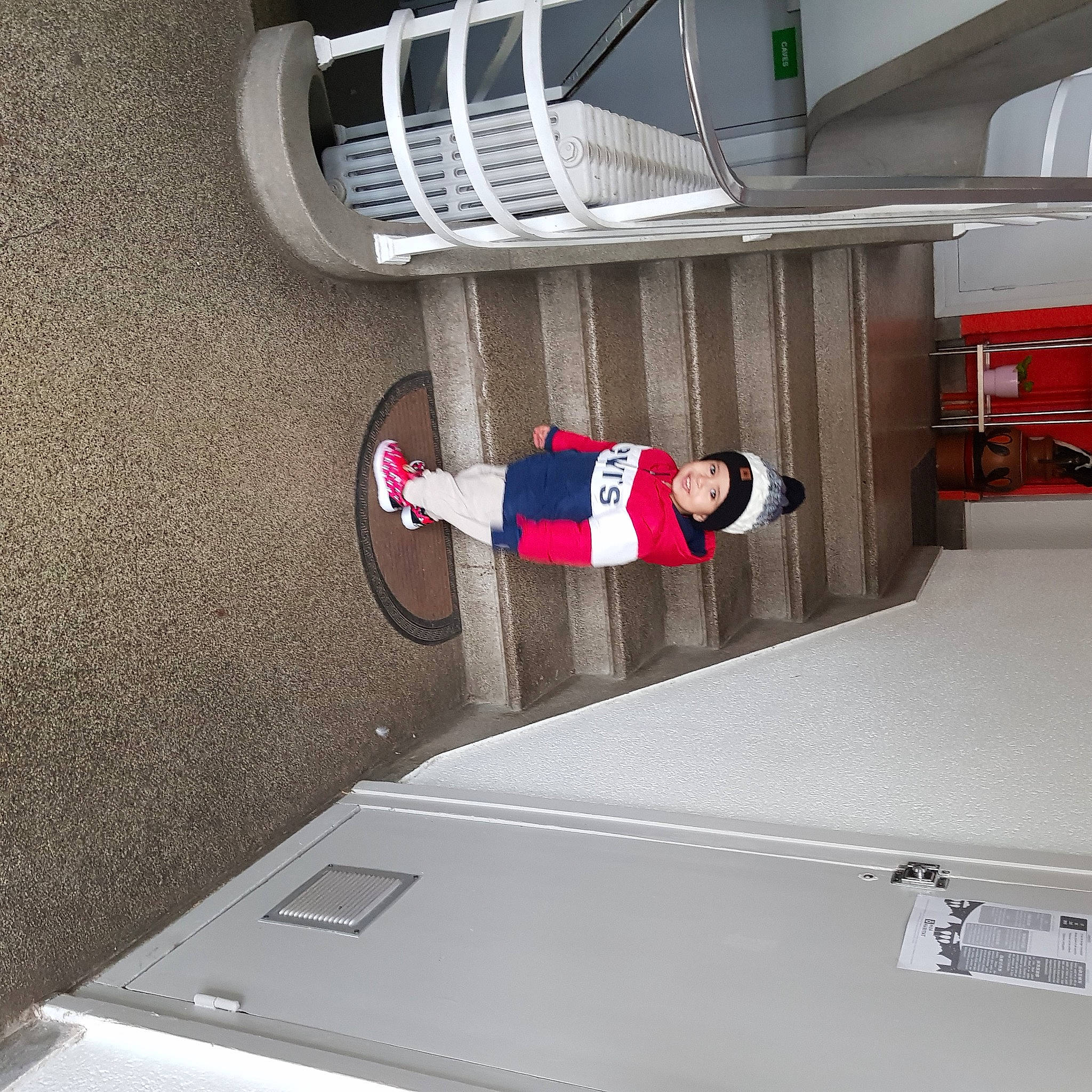 Anis a rejoint le concours — aidez-le/la à gagner de superbes lots ! auto_part, automotive_design, automotive_exterior, automotive_tire, carmine, composite_material, design, floor, flooring, hat, headwear, joy, motor_vehicle, person, room, sportswear, t_shirt, tire, vehicle, vehicle_door