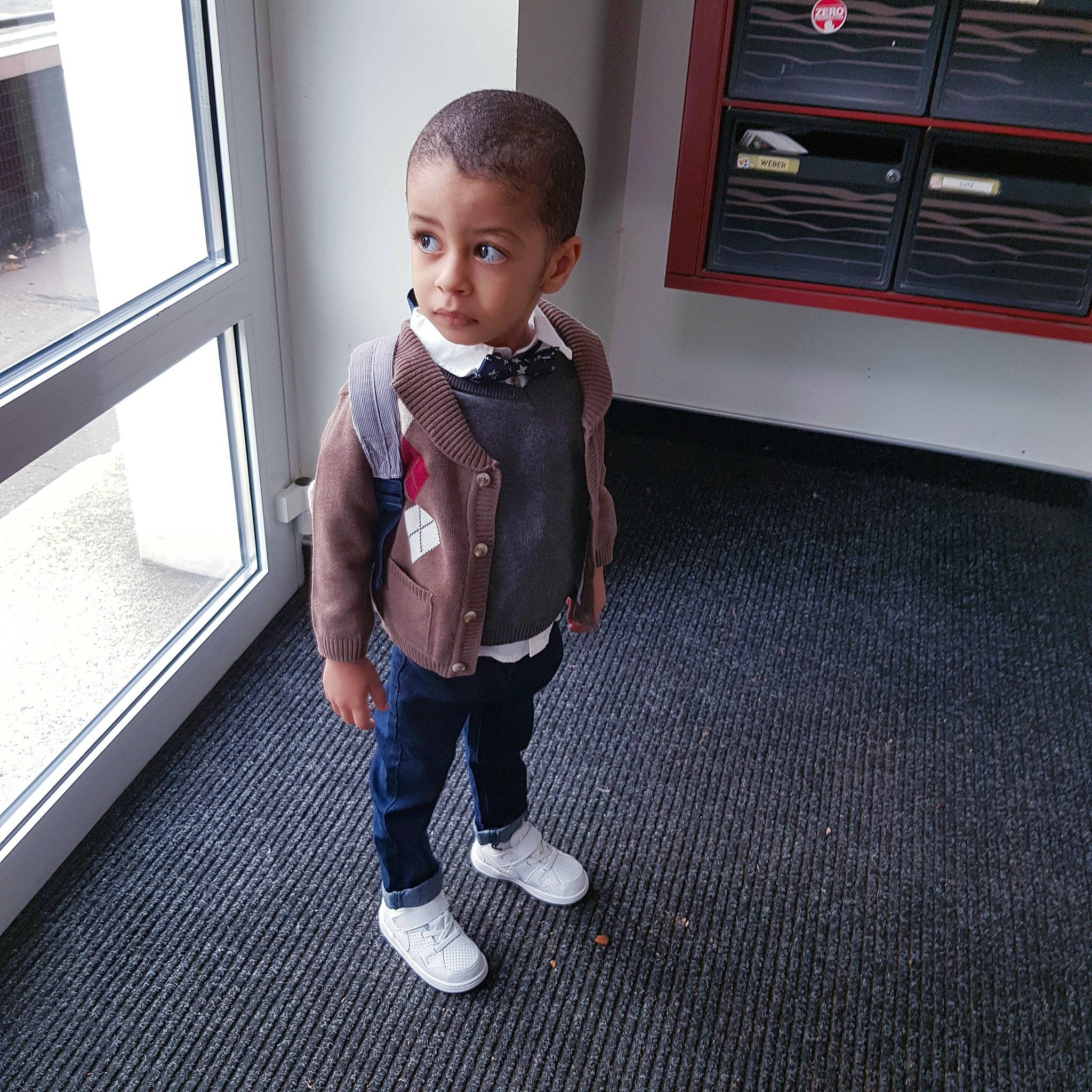 Maher a rejoint le concours — aidez-le/la à gagner de superbes lots ! baby, baby_toddler_clothing, child, daylighting, denim, floor, flooring, formal_wear, fun, pattern, person, room, sitting, sleeve, standing, t_shirt, toddler, waist, window, window_blind