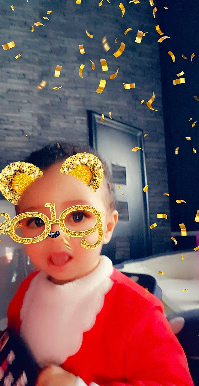 Maher a rejoint le concours — aidez-le/la à gagner de superbes lots ! art, beauty, child, electric_blue, entertainment, event, eyebrow, eyelash, eyewear, fashion_accessory, fashion_design, fun, happy, mask, masque, person, personal_protective_equipment, photograph, snapshot, vision_care