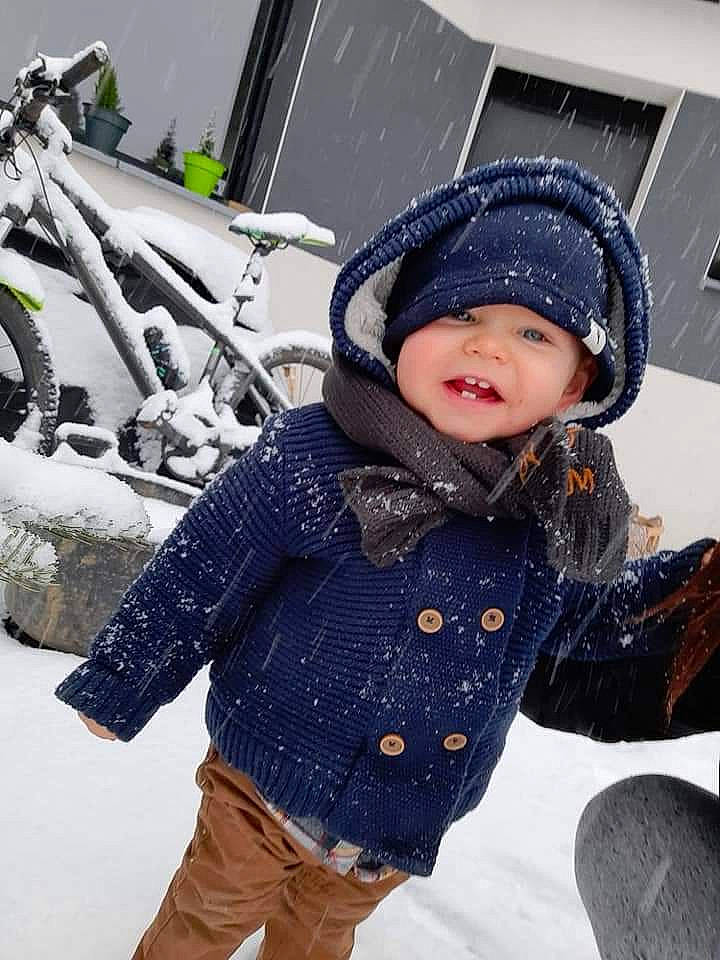 Paco a rejoint le concours — aidez-le/la à gagner de superbes lots ! baby_toddler_clothing, bicycle, bicycle_wheel, cap, child, cool, freezing, fun, glove, happy, headgear, headwear, jacket, person, recreation, smile, snapshot, snow, street_fashion, tire