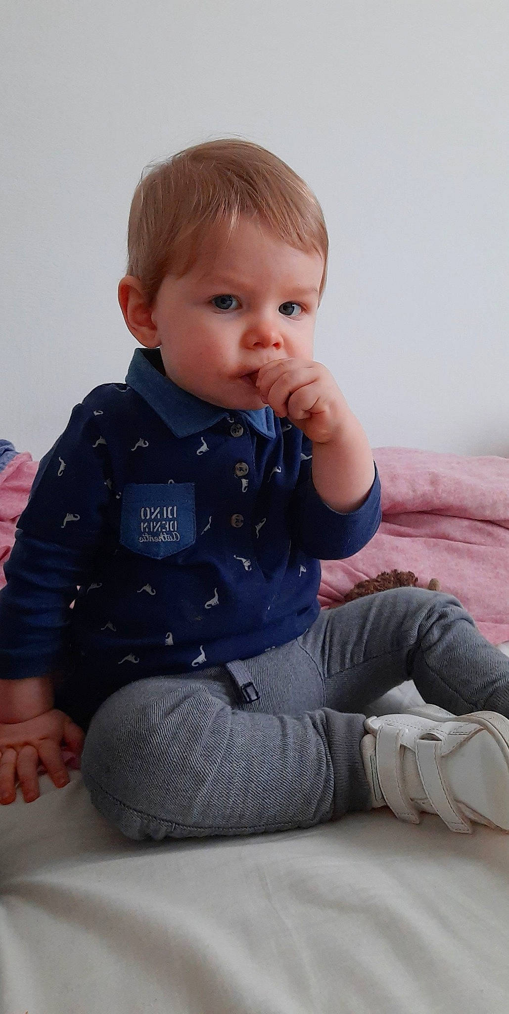 Paco a rejoint le concours — aidez-le/la à gagner de superbes lots ! baby, baby_toddler_clothing, cheek, clothing, collar, comfort, cool, dress_shirt, facial_expression, finger, iris, joint, leg, lip, neck, nose, person, shoulder, skin, sleeve