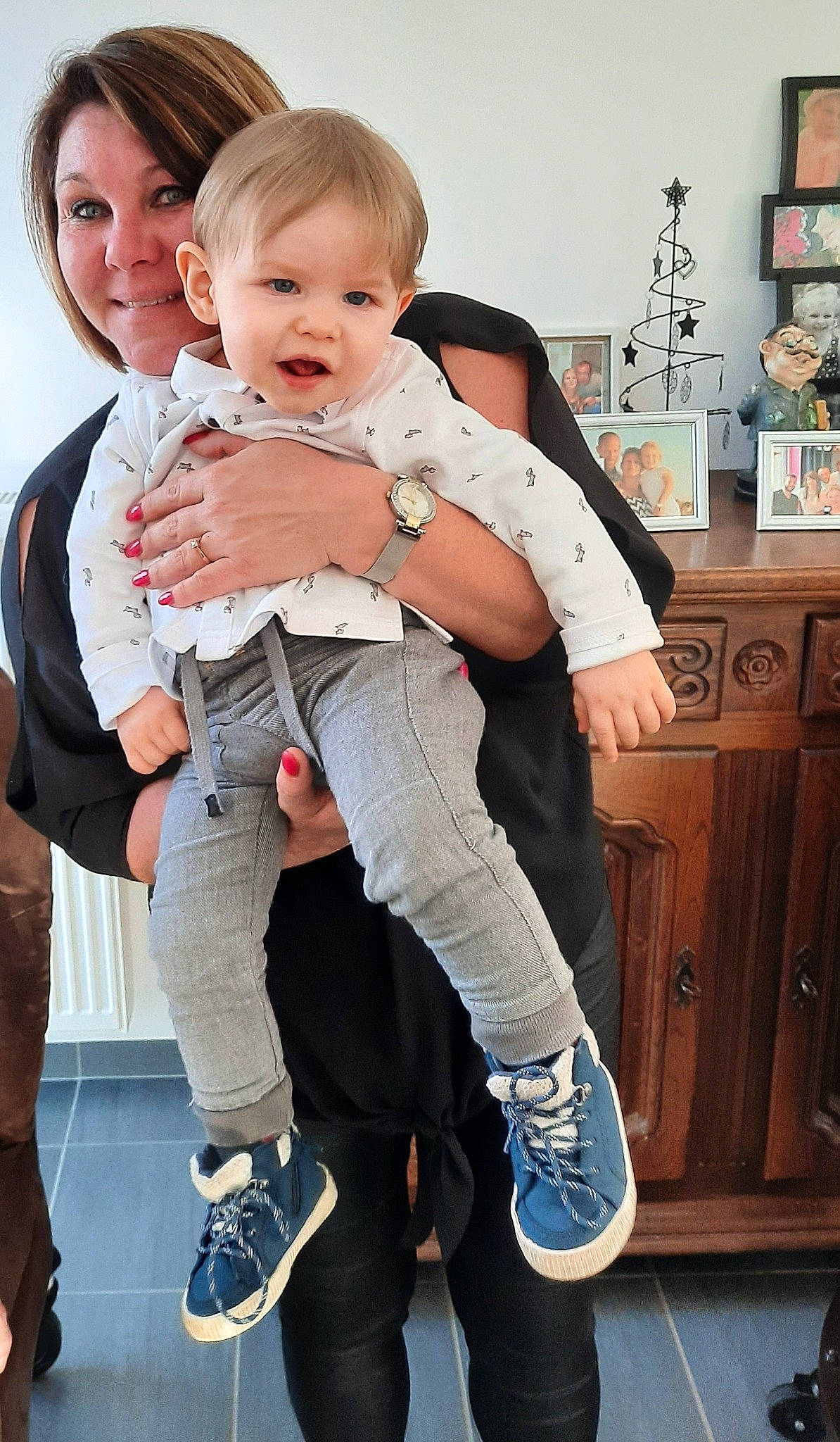 Paco participe au concours pour gagner de l'argent avec cette photo : abdomen, baby, blond, facial_expression, gesture, hairstyle, happy, human_leg, joint, joy, knee, leg, person, picture_frame, smile, sneakers, sock, standing, style, thigh