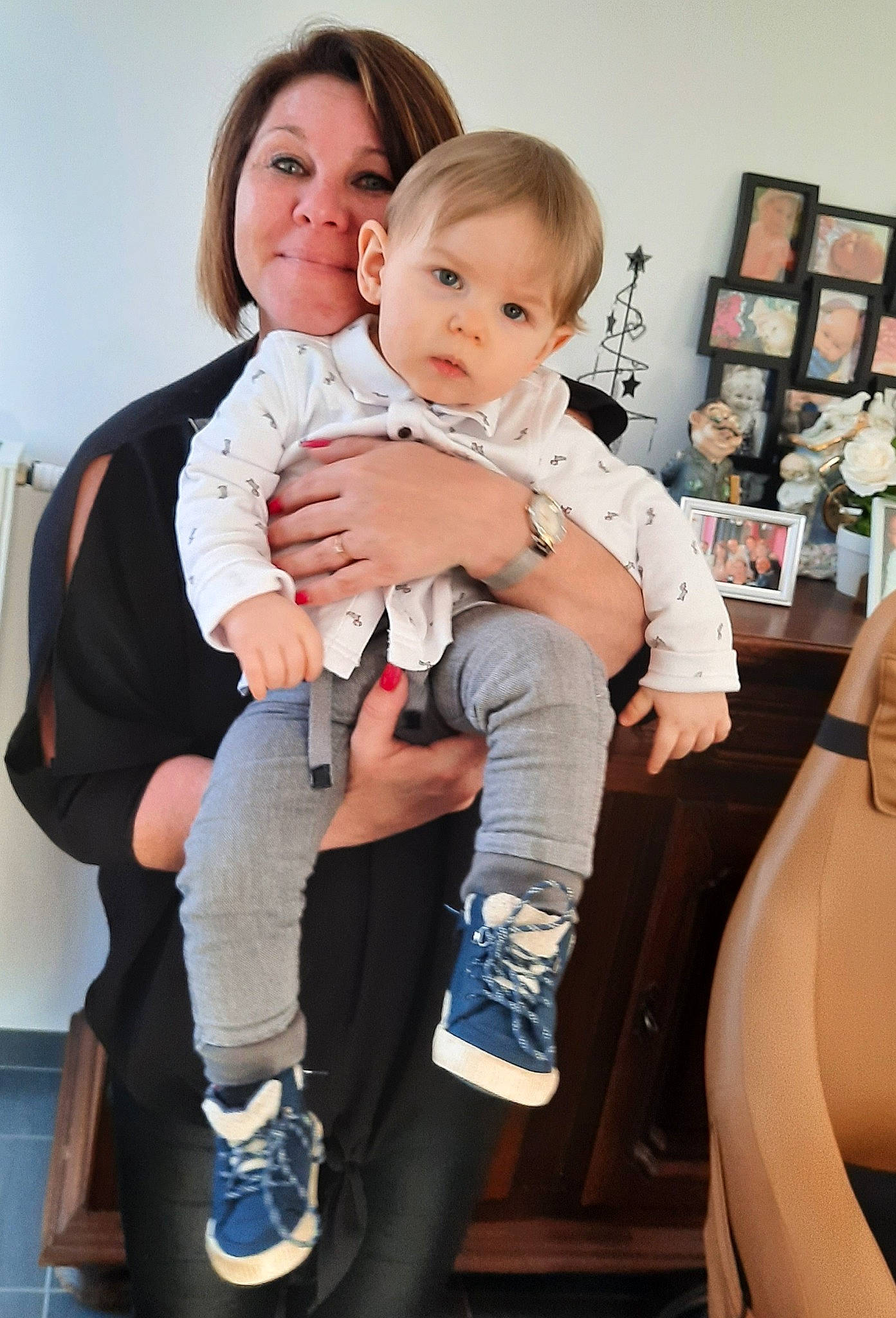 Paco participe au concours pour gagner de l'argent avec cette photo : baby, child, comfort, event, fashion_design, flash_photography, fun, gesture, happy, joint, knee, leg, person, product, shoe, shoulder, sleeve, sneakers, standing, thigh