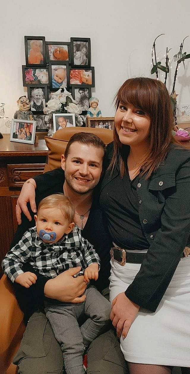 Paco a rejoint le concours — aidez-le/la à gagner de superbes lots ! baby, blurred, child, comfort, event, facial_expression, fashion, fun, hairstyle, happy, interaction, joy, lap, person, picture_frame, shelf, shorts, shoulder, smile, snapshot