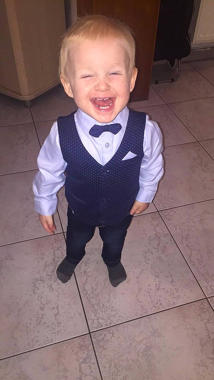 Thomas participe au concours pour gagner de l'argent avec cette photo : baby_toddler_clothing, child, floor, formal_wear, joy, outerwear, person, smile, standing, suit, toddler, tuxedo