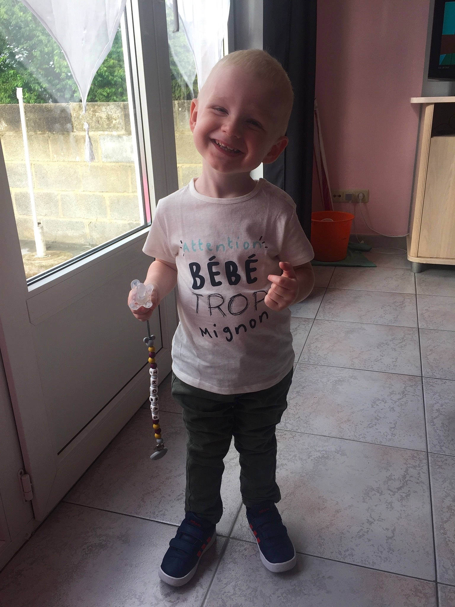 Thomas a rejoint le concours — aidez-le/la à gagner de superbes lots ! child, floor, jeans, joy, person, shoulder, sleeve, standing, t_shirt, toddler
