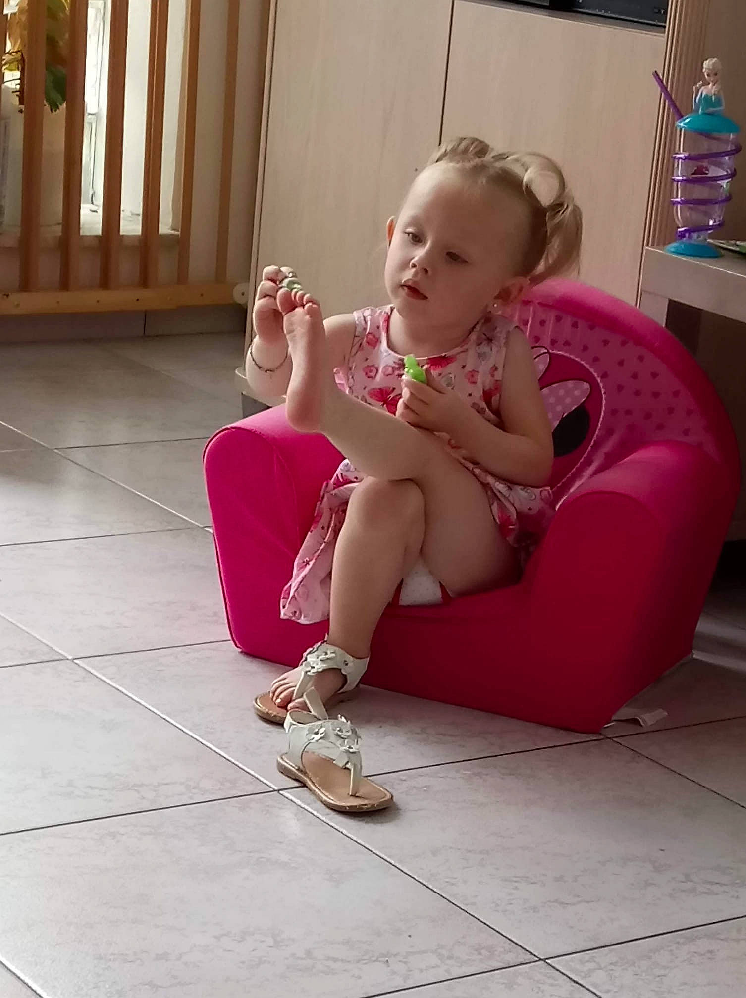 Rachel participe au concours pour gagner de l'argent avec cette photo : baby, chair, child, daughter, finger, floor, flooring, footwear, furniture, leg, person, pink, play, shoe, sitting, skin, toddler, vacation