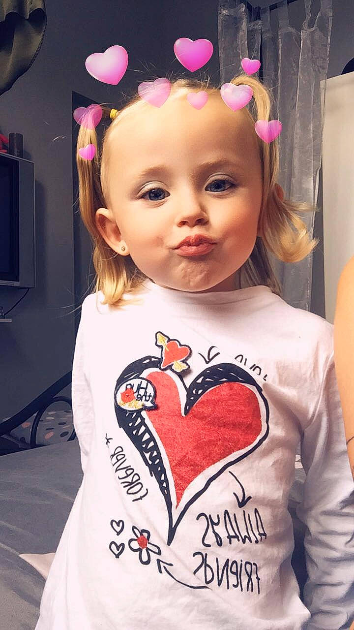 Rachel a rejoint le concours — aidez-le/la à gagner de superbes lots ! cheek, child, cool, daughter, ear, face, forehead, head, heart, lip, neck, person, pink, skin, sleeve, t_shirt, toddler