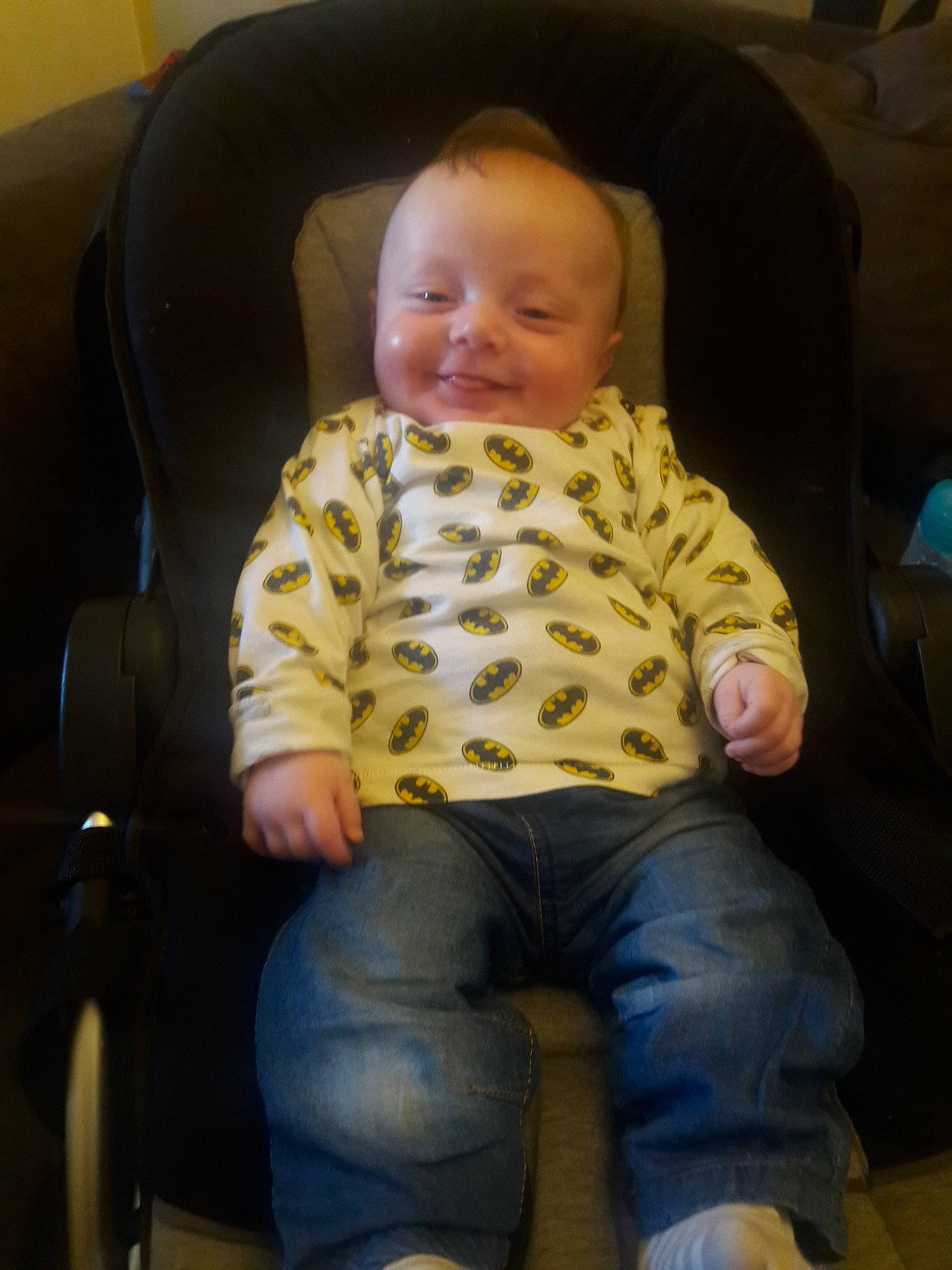 Ezio participe au concours pour gagner de l'argent avec cette photo : baby, chair, cheek, child, furniture, joy, person, sitting, skin, smile, toddler