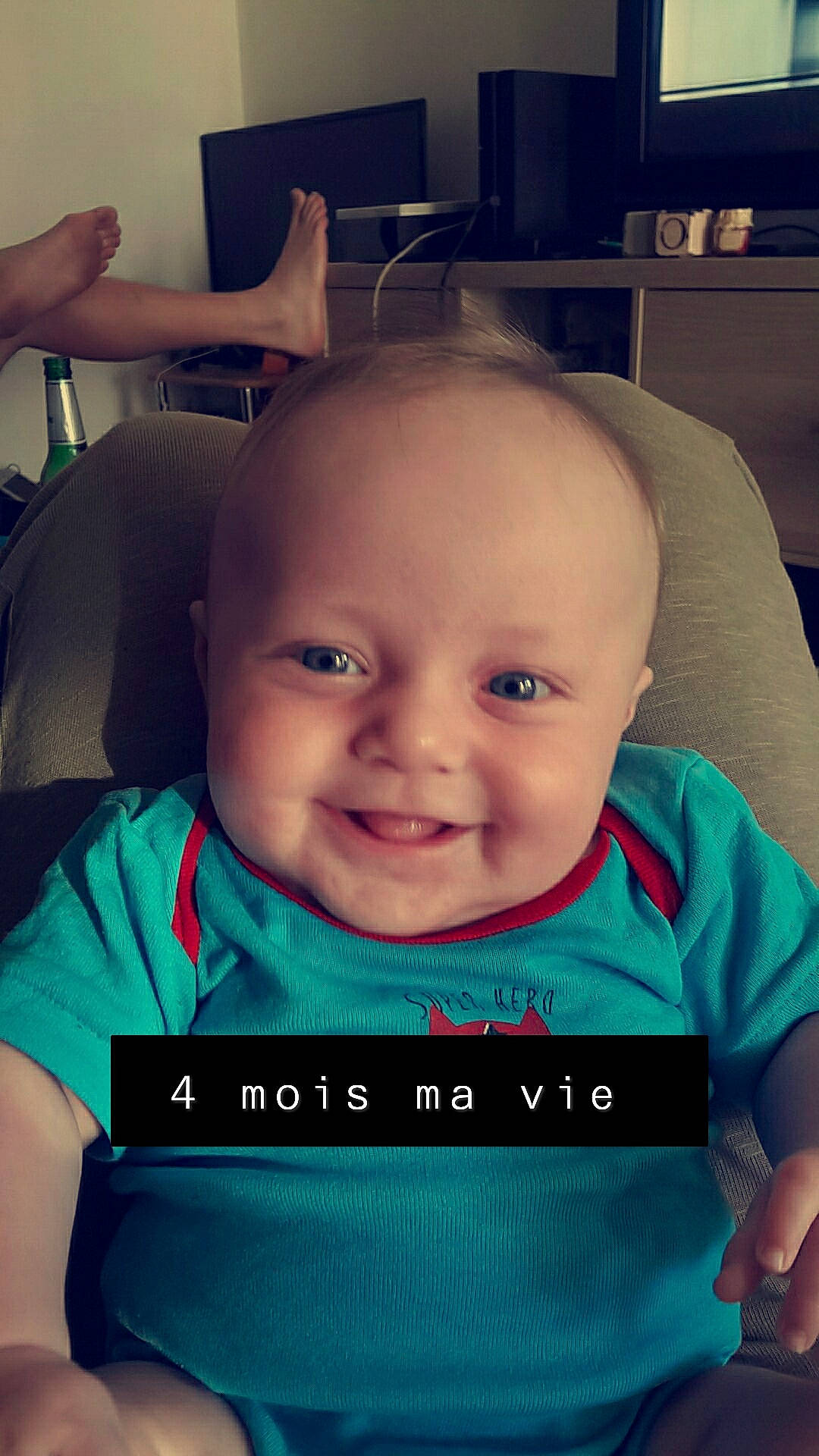 Ezio a rejoint le concours — aidez-le/la à gagner de superbes lots ! baby, baby_making_funny_faces, cheek, child, chin, cool, ear, electronic_device, eye, eyebrow, face, facial_expression, forehead, head, joy, lip, nose, person, photo_caption, skin