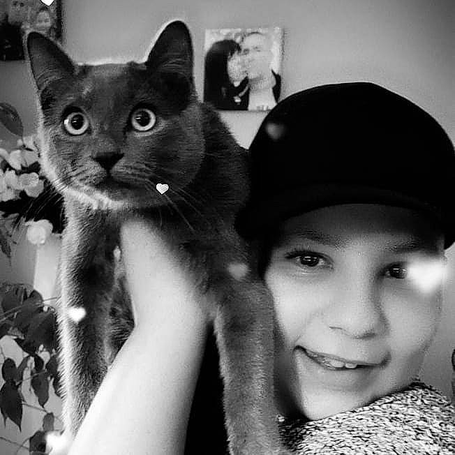 Luna participe au concours pour gagner de l'argent avec cette photo : asian, black, black_and_white, black_cat, black_hair, carnivore, cat, domestic_short_haired_cat, ear, eye, felidae, head, headgear, nose, photography, selfie, small_to_medium_sized_cats, smile, snapshot, whiskers