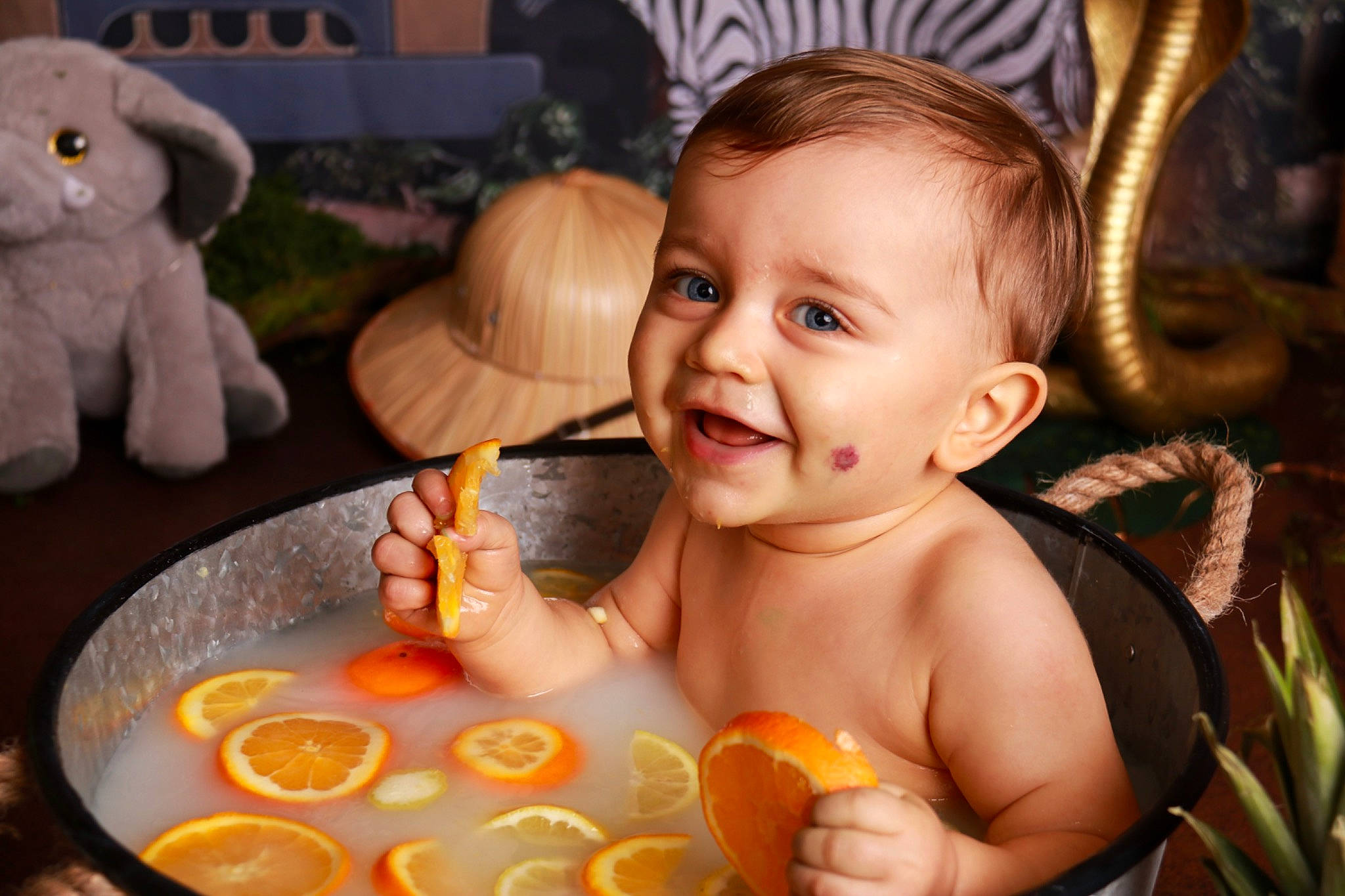 Noa a rejoint le concours — aidez-le/la à gagner de superbes lots ! baby, baby_products, bathing, chair, cheek, chest, child, eating, finger, fun, happy, joy, mouth, nose, orange, organ, person, skin, smile, sweetness