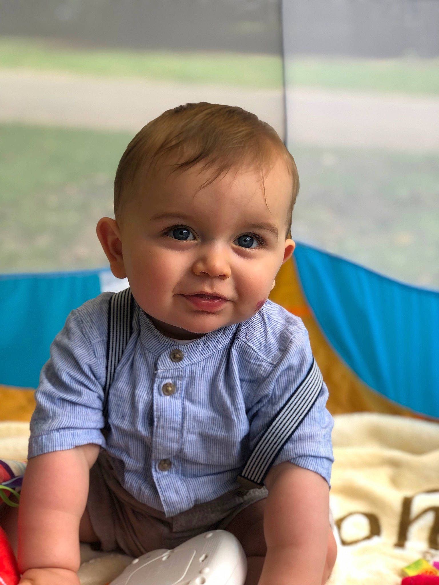 Noa participe au concours pour gagner de l'argent avec cette photo : baby, baby_toddler_clothing, cheek, child, facial_expression, finger, fun, grass, hairstyle, hand, happy, human, leisure, mammal, person, product, skin, sleeve, smile, toddler