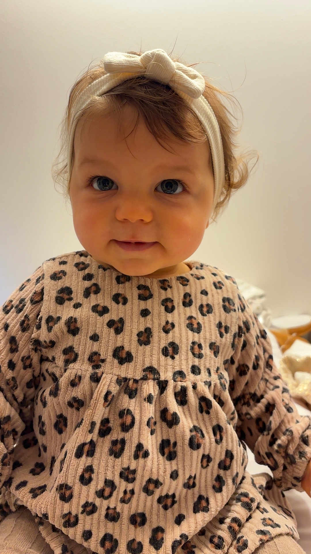 ézya a rejoint le concours — aidez-le/la à gagner de superbes lots ! baby, child, infant, headband, leopard_print, clothing, cute, smile, portrait, indoor, person, face, young_child, fashion, headwear, sitting, soft_lighting, closeup, adorable, warm_colors