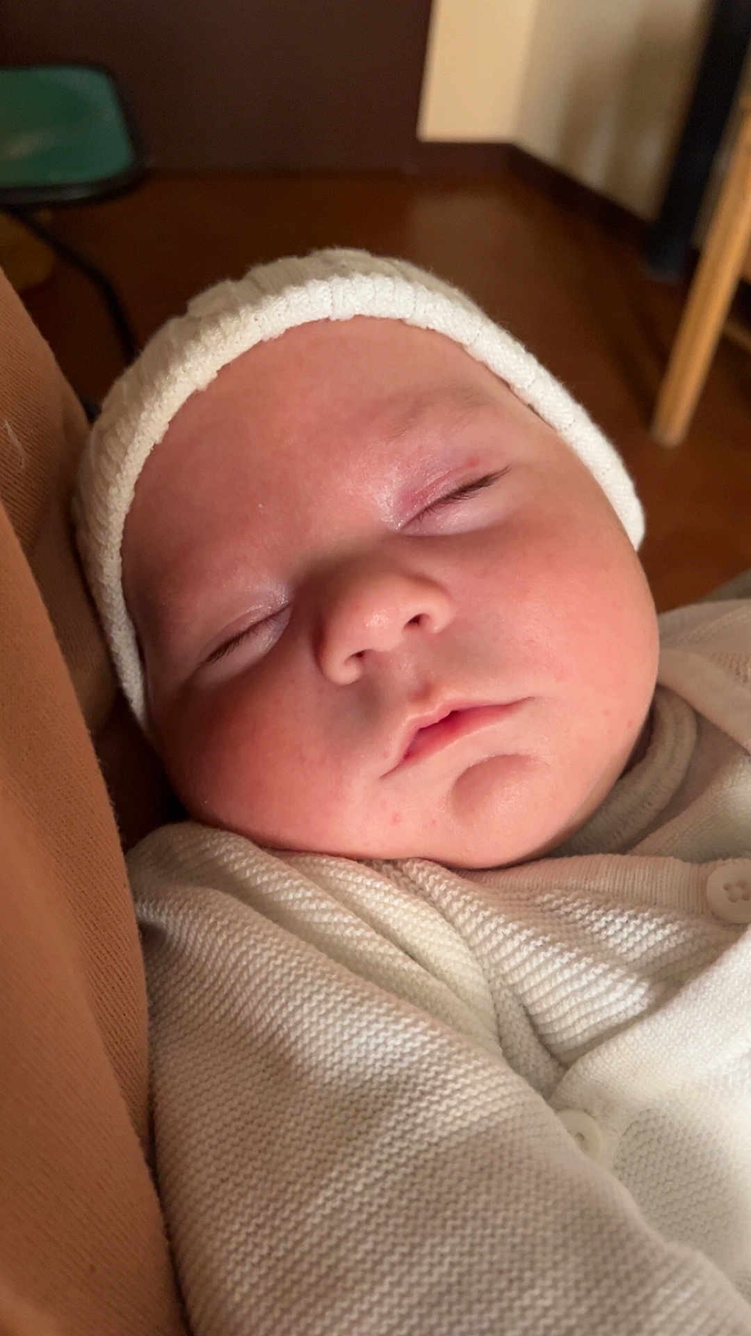 Francky a rejoint le concours — aidez-le/la à gagner de superbes lots ! baby, sleeping, infant, white_hat, white_sweater, close_up, face, peaceful, soft_lighting, cozy, knitwear, newborn, child, portrait, indoor, resting, cute, warm_colors, skin, calm