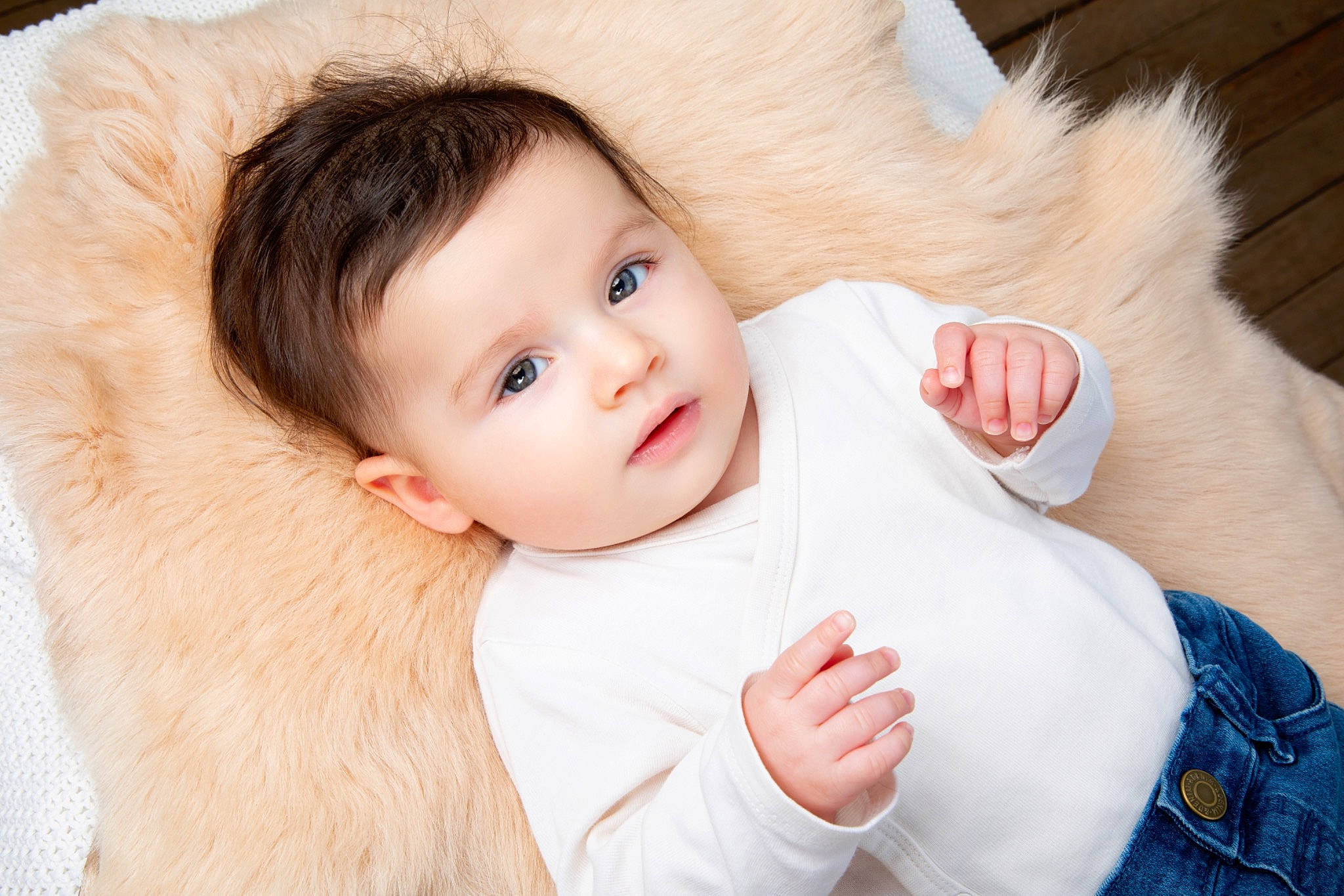 Ornella a rejoint le concours — aidez-le/la à gagner de superbes lots ! baby, baby_toddler_clothing, cheek, collar, comfort, eyebrow, eyelash, facial_expression, finger, flash_photography, gesture, happy, head, iris, lip, nose, person, skin, sleeve, textile