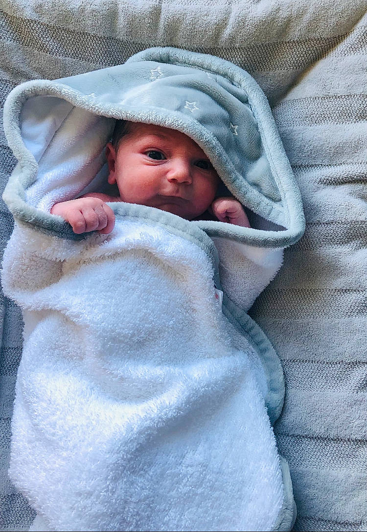 Lucas a rejoint le concours — aidez-le/la à gagner de superbes lots ! baby, baby_toddler_clothing, blanket, child, comfort, face, fur, headwear, linens, nap, person, portrait_photography, skin, sleep, sleeve, textile, toddler