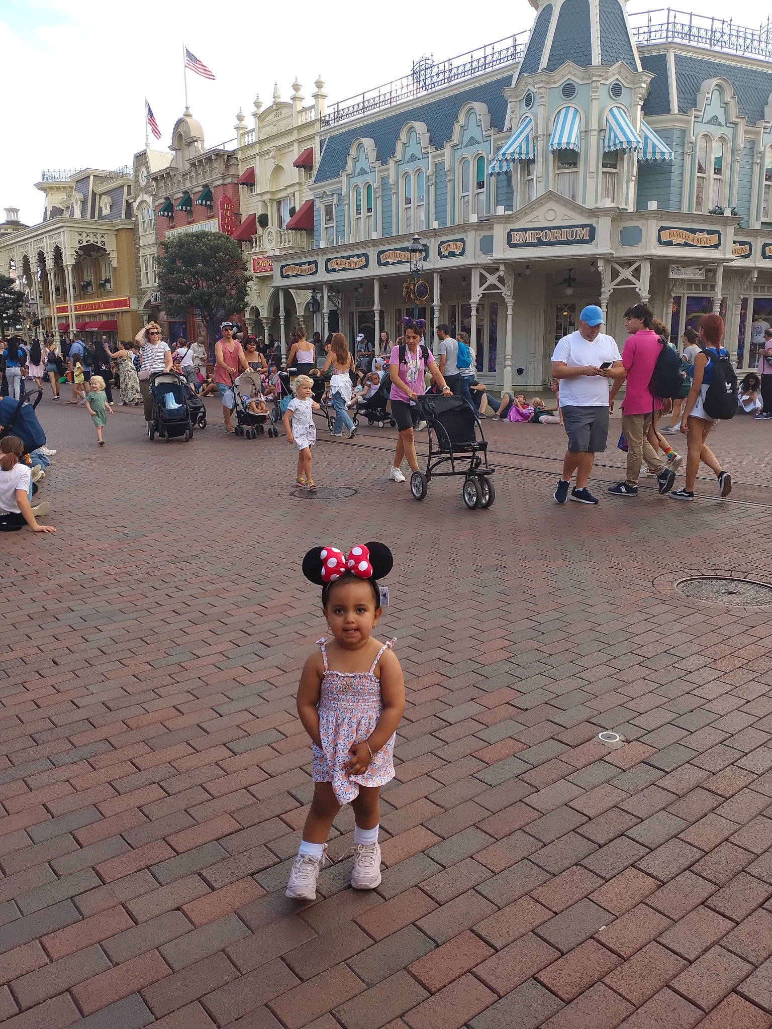 Eleni participe au concours pour gagner de l'argent avec cette photo : building, city, event, flooring, fun, hat, headwear, house, infrastructure, leisure, pedestrian, person, recreation, road, shorts, sky, summer, temple, toddler, tourism