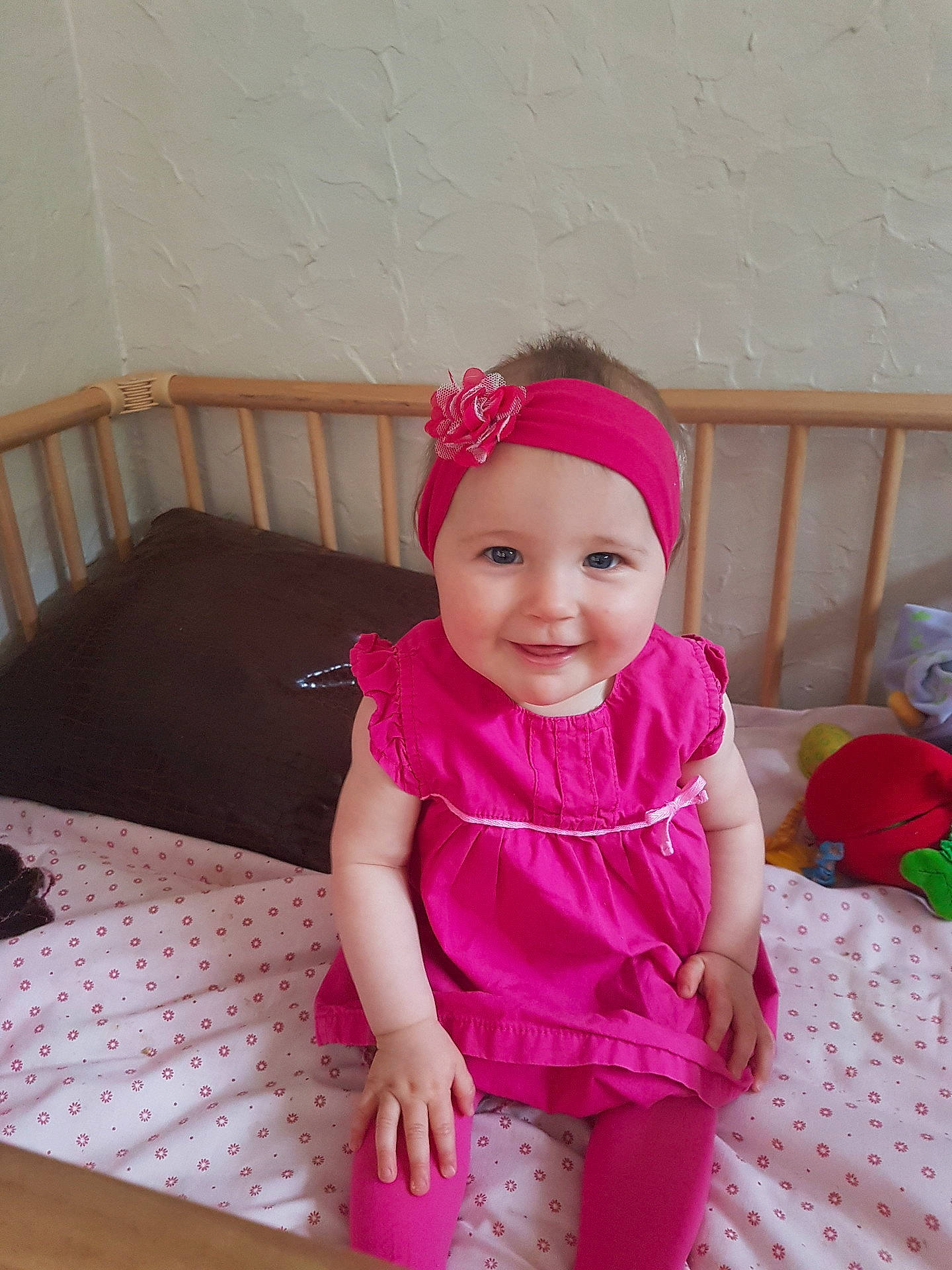 Emma a rejoint le concours — aidez-le/la à gagner de superbes lots ! child, clothing, dress, girl, infant, joy, person, pink, skin, toddler