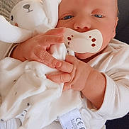 Gabriel a rejoint le concours — aidez-le/la à gagner de superbes lots ! baby, baby_boy, baby_girl, child, closeup, comfort, cuddly, cute, face, fingers, hand, indoors, infant, newborn, pacifier, plush_toy, rest, sleepy, soft_toy, white_clothing