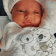 Gabriel a rejoint le concours — aidez-le/la à gagner de superbes lots ! baby, infant, hat, knitted_hat, white_clothing, quilted_fabric, koala_print, cute, face, hand, portrait, child, young, soft_lighting, indoors, cozy, warm, sleepwear, expression, closeup