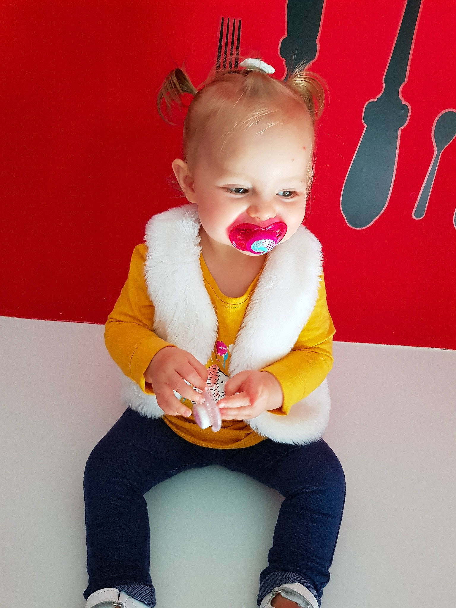 Maëlys participe au concours pour gagner de l'argent avec cette photo : baby, child, fun, joy, person, sitting, smile, toddler, yellow