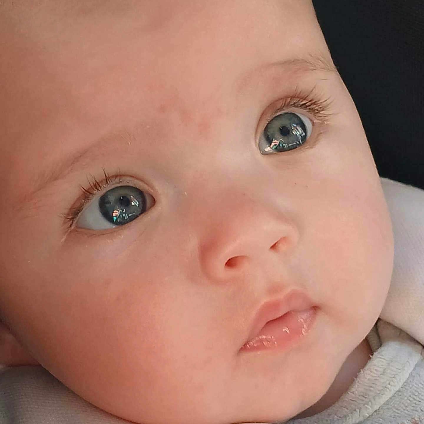 Charlie participe au concours pour gagner de l'argent avec cette photo : baby, biting, face, frown, head, newborn, person, photography, portrait, sad, skin, spitting