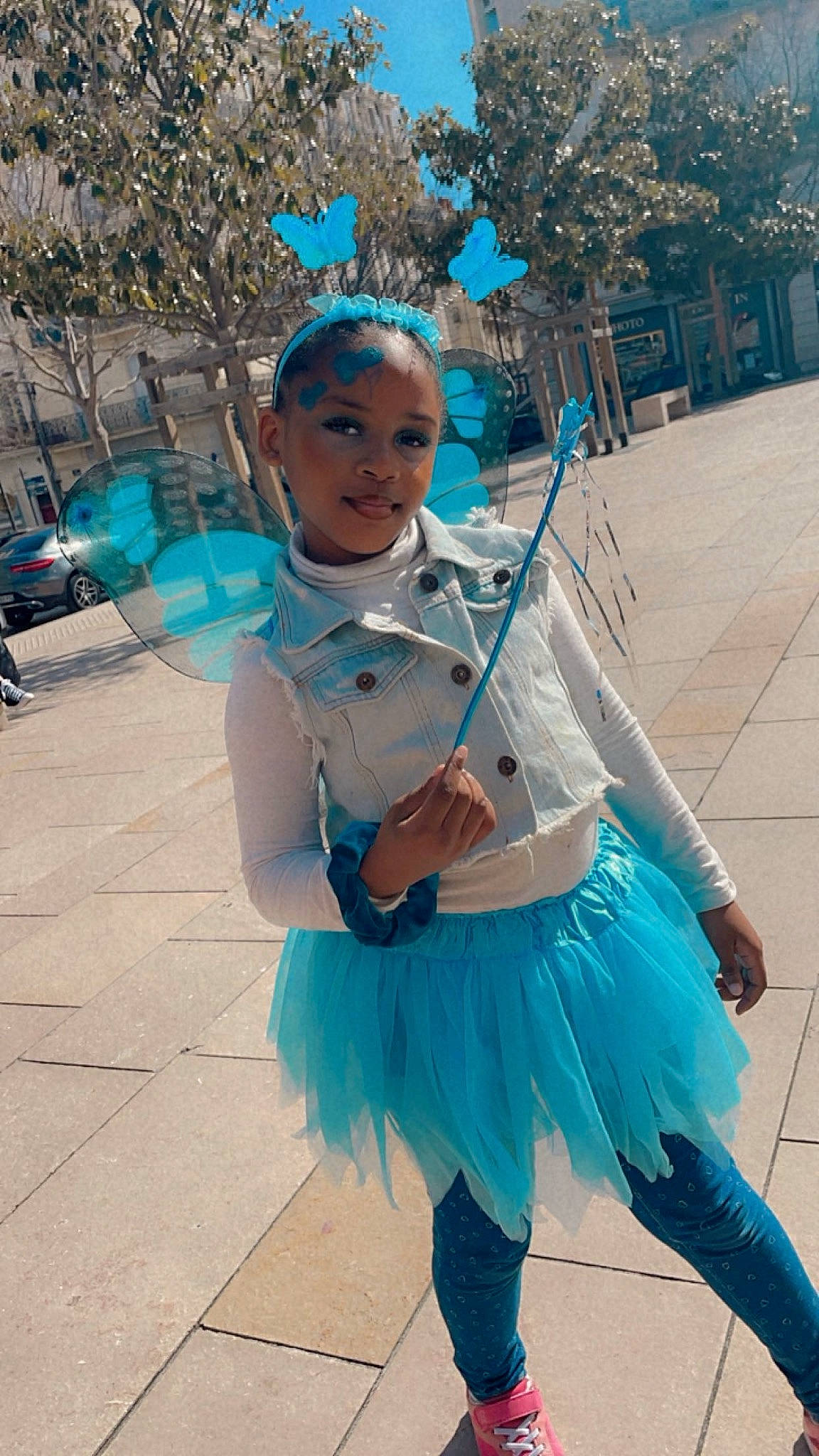 Alma a rejoint le concours — aidez-le/la à gagner de superbes lots ! abdomen, azure, blue, cosplay, costume, dance, dancer, electric_blue, entertainment, event, feather, fun, glove, happy, human_leg, performing_arts, person, recreation, smile, trunk