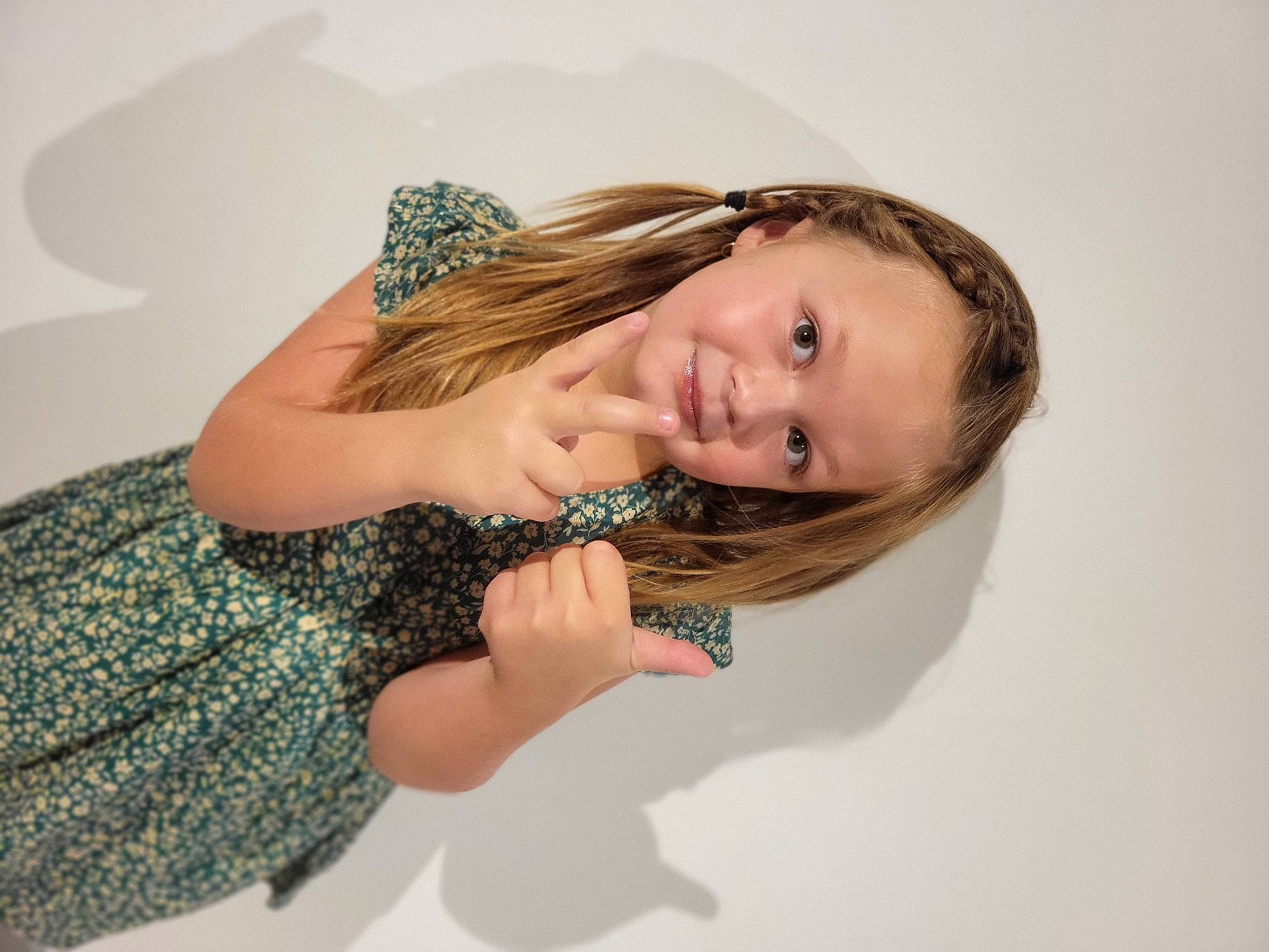 Eva a rejoint le concours — aidez-le/la à gagner de superbes lots ! blond, day_dress, dress, elbow, eye, eyelash, fashion_design, flash_photography, gesture, happy, human_body, human_leg, jewellery, joy, lip, long_hair, neck, person, shoulder, sleeve