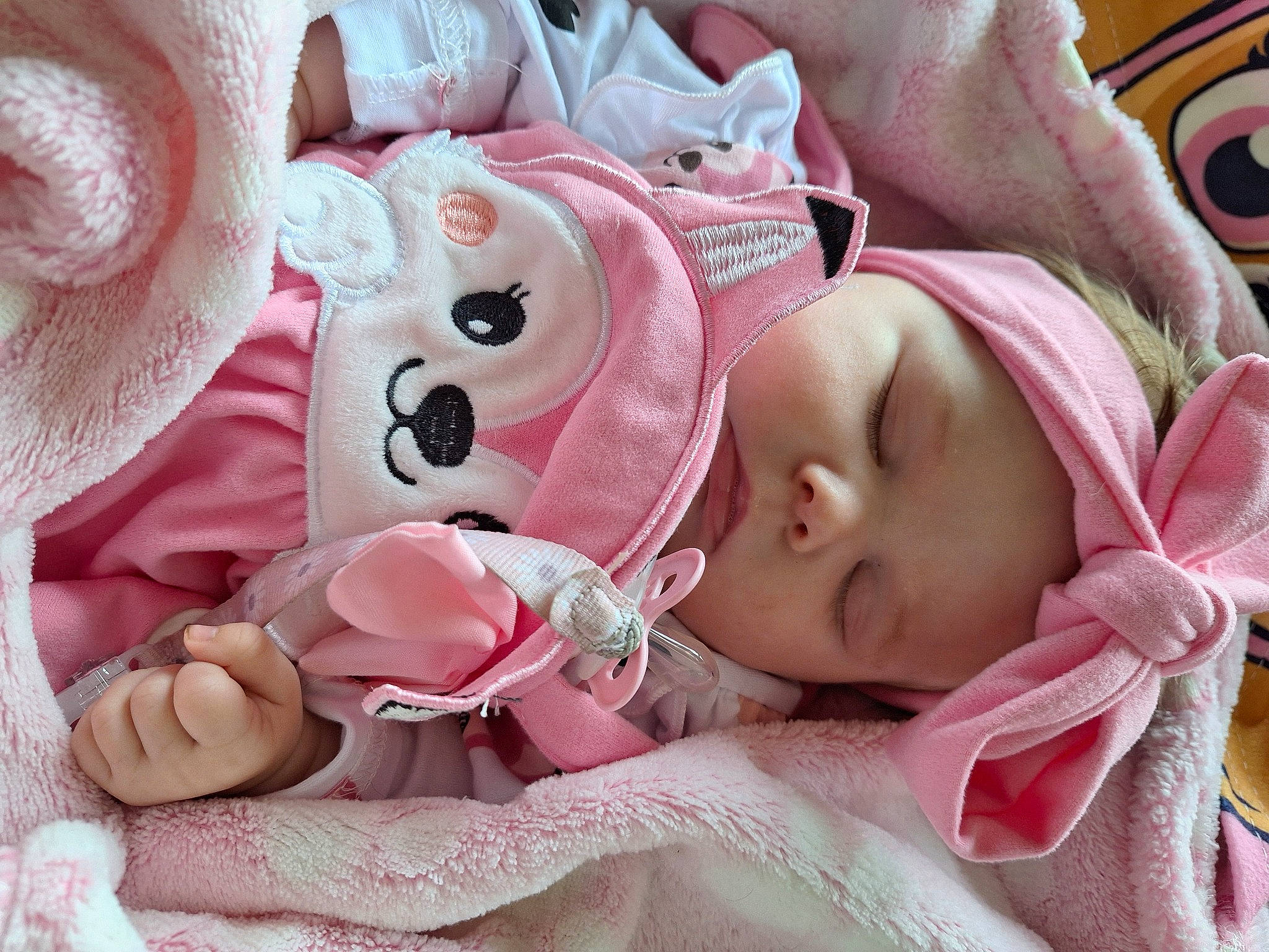 Railey a rejoint le concours — aidez-le/la à gagner de superbes lots ! baby, baby_sleeping, baby_toddler_clothing, cheek, comfort, ear, eye, eyelash, head, headgear, headwear, human, linens, lip, nose, person, pink, skin, sleeve, textile